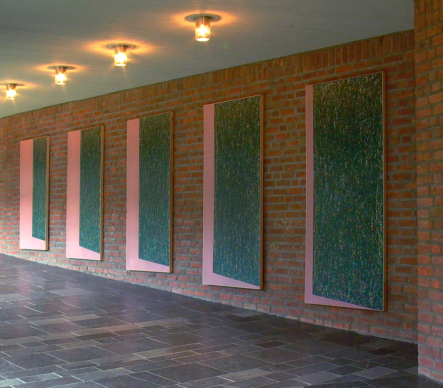 <b>Fortschreitend Grün</b><br>Kath. Akademie Schwerte<br>2004<br>175–230 x 100 cm<br>Acryl auf Nylon